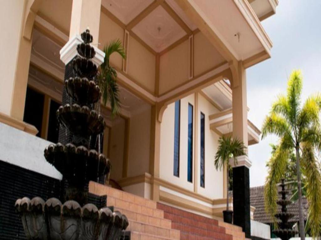 King Hotel Wates  Extérieur photo
